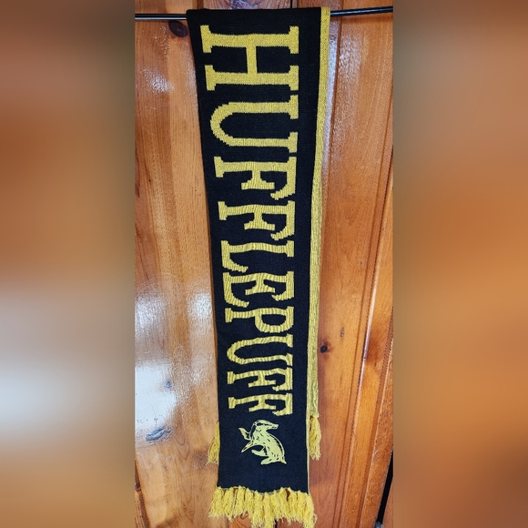 Hufflepuff Harry Potter Reversible Scarf - Picture 2 of 7